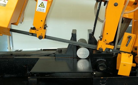 康定数控带锯床自动送料精度会出现偏差吗？