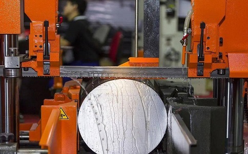 康定立式金属带锯床切削出现跑带故障解决方法！